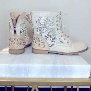 Via Pinky Lace Up Boots Beige Rhinestone Crochet Lace Casual Spring Size 9 EUC